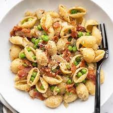 PASTA WITH BACON & PEAS